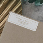 Minimalistisches Gold Typografie-Rücksendeadresse<br><div class="desc">Diese minimalistischen Rücksendeadressen-Aufkleber der Goldtypografie sind perfekt für eine einfache Hochzeit. Das moderne romantische Design besticht durch klassische gold-weiße Typografie. Anpassbar in jeder Farbe. Behalt das Design einfach und elegant, wie es ist, oder personalisiere es durch Hinzufügen von eigenen Grafiken und Kunstwerken. Diese Labels können für Hochzeiten, Brautpartys, Sonderveranstaltungen oder...</div>