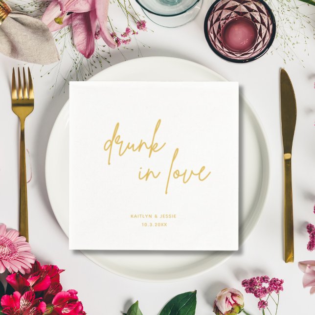 Minimalistisches Goldenes Drehbuch Betrunken bei L Serviette (Minimalist Gold Script Drunk in Love Wedding Napkins
)