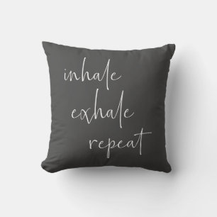 Minimalistisches Grau-Zitat zum Thema Exhale Inspi Kissen
