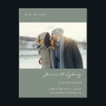 Minimalistisches Grünes Foto der Moderne Save the  Postkarte<br><div class="desc">Minimalistische moderne dunkle Seite Grün Skriptheizung Sichern Sie die Date Postcard mit Ihrem Foto</div>