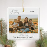 Minimalistisches handgeschriebenes fröhliches Foto Keramikornament<br><div class="desc">Gute Ferien! Schenken Sie Ihre herzlichen Wünsche an Freunde und Familie in dieser Weihnachtszeit mit einem personalisierten Foto Weihnachtsschmuck. Es bietet minimalistische handgeschriebene Skripte und Vintage Schreibmaschinentypografie. Machen Sie sich selbst,  indem Sie ein benutzerdefiniertes Foto,  Namen,  Jahr und andere Details hinzufügen. Dieser minimale Weihnachtsschmuck ist in anderen Farben erhältlich.</div>