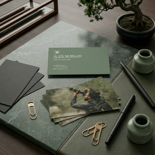 Minimalistisches Hellgrün-Kamera-Logo Fotograf Visitenkarte (Minimalist Sage Green Camera Logo Photographer Double-Sided)