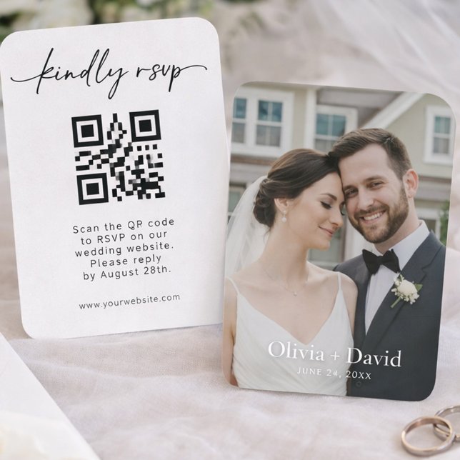 Minimalistisches Hochzeits-RSVP-QR-Code-Script-Des Visitenkarte (Classy wedding website sign with bride and groom photo)