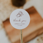 Minimalistisches Horseshoe | Braun- und Weiße Hoch Runder Aufkleber<br><div class="desc">Diese trendigen und dennoch eleganten, braunen und weißen Hochzeitsaufkleber oder Brautparty-Aufkleber zeichnen sich durch einen modernen und minimalistischen rustikalen Stil aus, mit handgeschriebener Schrift, die "danke" sagt, sowie klassischem Text. Ein handgezeichnet Paar Hufeisen wird in einer subtilen Illustration präsentiert, um ein aktualisiertes Aussehen für Ihr Land, Western oder Cowboy Thema...</div>