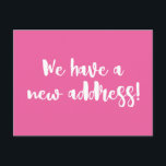 Minimalistisches Hot-Pink Wir bewegten neue Zuhaus Postkarte<br><div class="desc">Diese moderne minimalistisch wir verschoben Ankündigung Postcard bietet lustige Pinselbuchstaben in Hot Pink und Weiß.</div>