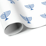 Minimalistisches jüdisches Menorahmuster Geschenkpapier<br><div class="desc">Minimalistisches jüdisches Menorahmuster in Weiß und Blau,  moderne,  schlichte Geschenkpapier. Blaues Menorahmuster auf weißem Hintergrund. Dieses Papier ist ideal für Hanukkah,  Chanukah,  Bar mitzvah,  Fledermaus Mitzvah,  Shabbat und jüdischen Feiertagen.</div>