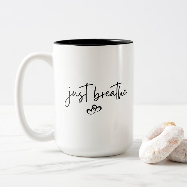 Minimalistisches "Just Breathe" Einfache Inspirati Zweifarbige Tasse (Mit Donut)