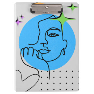 Minimalistisches Mädchen auf einem Planer Klemmbrett