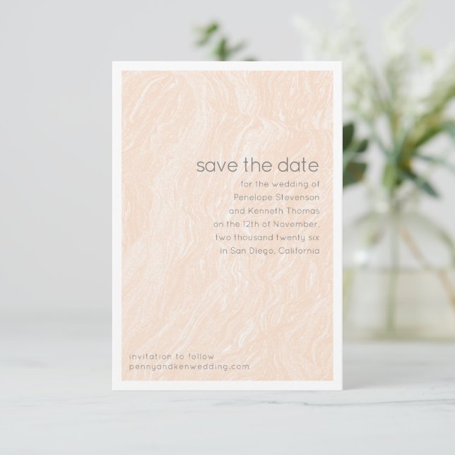 Minimalistisches Marmorfeuerpfirsich Elegant Hochz Save The Date (Stehend Vorderseite)