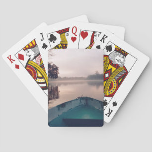 Minimalistisches Mistschiff am Fluss Borneo Foto Spielkarten