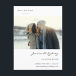 Minimalistisches modernes Foto für White Script Sa Postkarte<br><div class="desc">Minimalistische moderne Script-Hochzeit Speichern Sie die Date Postcard mit Ihrem Foto auf einem weißen Hintergrund</div>