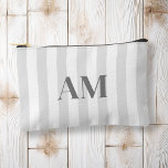 Minimalistisches, modernes Gray-Anfangsmonogramm Zubehörtasche<br><div class="desc">Erstellen Sie Ihre eigene personalisierte Kosmetik- und Make-up-Tasche mit modernen minimalistischen Initialen und Skriptkalligraphie-Monogramm-Namen.</div>