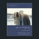 Minimalistisches modernes Navy Blue Foto Save the  Postkarte<br><div class="desc">Mit dieser eleganten Foto Save the Date Postcard verkünden Sie Ihren besonderen Tag mit einem modernen Design und einer marineblauen Kulisse. Freuen Sie sich auf den Platz für Ihr Lieblings-Foto. Personalisieren Sie es mit Ihren Namen, Hochzeitsdatum, Ort und Website, um Ihre Gäste informiert und aufgeregt behalten. Ideal für Paare, die...</div>