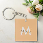 Minimalistisches, modernes Orangenmonogramm Schlüsselanhänger<br><div class="desc">Das elegante Design besticht durch eine saubere und zeitgenössische Ästhetik, die minimalistische Elemente mit einem lebhaften orangefarbenen Muster kombiniert. Mit seinem personalisierten Monogramm fügt dieser Schlüsselanhänger Ihrem Accessoire eine Touch Individualität hinzu, während er Ihre Schlüssel organisiert und leicht zu finden behalte. Richten Sie den Look Ihres Schlüsselanhängers auf und behielt...</div>