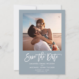 Minimalistisches, modernes Script Dusty Blue Chic  Save The Date