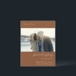 Minimalistisches modernes Sienna Brown Foto Save t Postkarte<br><div class="desc">Minimalistische moderne Sienna-Braun-Script-Hochzeit Sichern Sie das Datum Postkarte mit Ihrem Foto</div>
