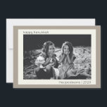 Minimalistisches modernes Taupe Hanukkah Foto Feiertagskarte<br><div class="desc">Minimalistische moderne Taupe Hanukkah Foto</div>