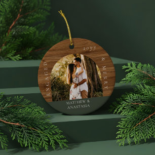 Minimalistisches modernes verlobtes & frohes 2-Fot Keramik Ornament