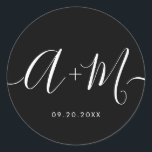 Minimalistisches Mongram Script für das benutzerde Runder Aufkleber<br><div class="desc">Erhöhen Sie Ihre Hochzeitdetails mit dem Minimalistischen Monogram Script Custom Wedding Date Sticker weißen Text auf schwarz. Dieser elegante und personalisierte Aufkleber fügt Ihrem Hochzeitsgeschenk eine Touch von Eleganz hinzu, sodass Sie Ihr Mono- und Hochzeitsdatum auf einfache, aber wirkungsvolle Weise präsentieren können. Der Aufkleber zeichnet sich durch ein minimalistisches Skriptdesign...</div>