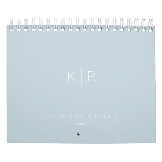Minimalistisches Monogram Dusty Blue Newlywed Foto Kalender (Titelbild)