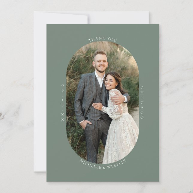 Minimalistisches Monogram Sage Green Wedding Foto Dankeskarte (Vorderseite)
