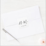 Minimalistisches Monogram Script für benutzerdefin Quadratischer Aufkleber<br><div class="desc">Erhöhen Sie Ihre Hochzeitdetails mit dem Minimalistischen Monogram Script Custom Wedding Date Sticker. Dieser elegante und personalisierte Aufkleber fügt Ihrem Hochzeitsgeschenk eine Touch von Eleganz hinzu, sodass Sie Ihr Mono- und Hochzeitsdatum auf einfache, aber wirkungsvolle Weise präsentieren können. Der Aufkleber zeichnet sich durch ein minimalistisches Skriptdesign aus, das zeitlose Eleganz...</div>