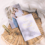 Minimalistisches Monogramm Elegantes Foto Feierlic Folieneinladung<br><div class="desc">Fügen Sie Ihren Hochzeitseinladungen Glanz mit Goldfolie, Silber oder Rose! Diese elegante Hochzeitseinladung enthält ein individuelles Echtfolienhochzeitsmonogramm, das sich oben auf der Karte befindet. Das Monogramm verbindet die Initialen der Paarnamen mit einer foliengeprägten rustikalen, handgezeichnet Blattschilderung. Der erste Name ist in foliengepresster Chic-Schrift-Kalligrafie geschrieben, der zweite in foliengepressten klassischen Serif-Hauptstädte....</div>