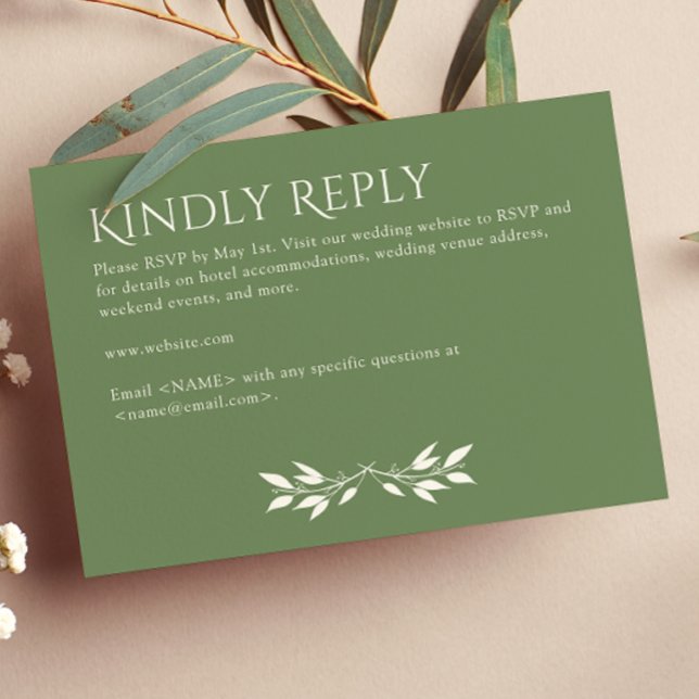 Minimalistisches Monogramm gestrichen, grün gestri RSVP Karte (Von Creator hochgeladen)