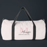Minimalistisches Monogramm Initial- und Namenspate Duffle Bag<br><div class="desc">Reisen Sie stilvoll mit unserer Minimalistischen Monogram Initial & Name Pastel Pink Duffle Tasche. Diese elegante Duffle-Tasche zeichnet sich durch ein schlankes Design aus, das mit Ihrem Erstnamen personalisiert ist. Set vor einem weichen pastellrosa Hintergrund. Ideal für Gymnastiksitzungen, Wochenendausflüge oder den Alltag, kombiniert es Funktionalität mit elegantem Stil. Er ist...</div>