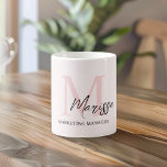 Minimalistisches Monogramm Initial- und Namenspate Kaffeetasse<br><div class="desc">Genießen Sie Ihr Lieblingsgetränk stilvoll mit unserer Minimalistischen Monogram Initial & Name Pastel Pink Kaffee Tasse. Diese elegante Tasse besticht durch ein elegantes Design, personalisiert mit Ihrem Initial und Namen, Set vor einem weichen pastellrosa Hintergrund. Aus hochwertiger Keramik ist es perfekt für Kaffee, Tee oder warme Getränke geeignet, was dem...</div>