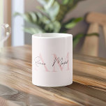 Minimalistisches Monogramm Initial- und Namenspate Kaffeetasse<br><div class="desc">Genießen Sie Ihre Lieblingsgetränke stilvoll mit unserer Minimalistischen Monogram Personalisiert Pastel Pink Initial & Name Tasse. Diese elegante Tasse in Pastellrosa mit individualisierbarem Monogramm und Namen verleiht Ihrem Morgenkaffee oder Tee eine Touch der Eleganz. Aus hochwertiger Keramik gefertigt, garantiert es Langlebigkeit und einen komfortablen Griff. Dieser personalisierte Schlamm eignet sich...</div>