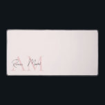 Minimalistisches Monogramm Initial- und Namenspate Schreibtischunterlage<br><div class="desc">Verbessern Sie Ihren Arbeitsbereich mit unserer Minimalistischen Monogram Personalisiert Pastel Pink Initial & Name Desk Mat. Mit seinem eleganten pastellrosa Design mit individualisierbarem Monogramm und Namen fügt diese elegante Schreibtischmatte Ihrem Büro- oder Studienbereich eine Touch von Eleganz und Individualität hinzu. Aus hochwertigen, rutschfesten Materialien gefertigt, bietet es eine glatte Oberfläche...</div>