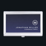 Minimalistisches Monogramm Navy Blue Visitenkarten Dose<br><div class="desc">Erhöhen Sie Ihr Netzwerkspiel mit diesem minimalistischen Visitenkartengehäuse mit einem Monogramm Medaillon, Namen und Titel oder einem benutzerdefinierten Text Ihrer Wahl. Das elegante und raffinierte Design macht aus einer Erklärung von Eleganz und Professionalität. Das Gehäuse eignet sich hervorragend zum Halten von Visitenkarten, Kreditkarten oder IDs. Es ist kompakt und schlank,...</div>