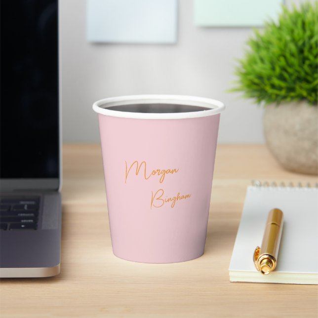 Minimalistisches Monogramm Schrift rosa Pappbecher (InSitu)