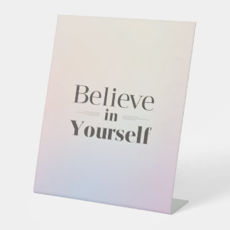 Minimalistisches Motivationsposter: Glaube an dich Sockelschild