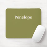 Minimalistisches Olivenöl Personalisiert Mousepad<br><div class="desc">Mit diesem personalisierten Mauspad mit minimalistischem,  olivgrünem Hintergrund und einem feinen,  klassischen Serif-Schriftart stärken Sie Ihren Arbeitsbereich. Diese glatte,  langlebige Oberfläche ist für Komfort und Leistung konzipiert und sorgt für eine präzise Kontrolle der Maus. Gleichzeitig wird jedem Schreibtisch eine ausgeklügelte,  individuelle Touch hinzugefügt.</div>