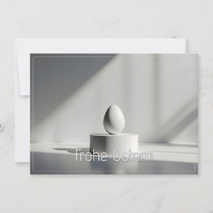 Minimalistisches Osterei auf modernem Podest