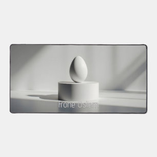 Minimalistisches Osterei auf modernem Podest Schreibtischunterlage