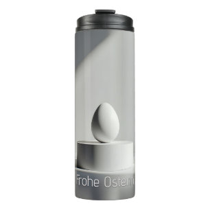 Minimalistisches Osterei auf modernem Podest Thermosbecher