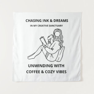MINIMALISTISCHES PLAKAT MIT FRAU BEIM LESEN & KAFF WANDTEPPICH