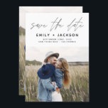 Minimalistisches Save the Date handgeschriebenes F<br><div class="desc">Modernes und elegantes handgeschriebenes Skript-Foto Save the Date Hochzeitskarte. Die Save the Date einladende Einladungskarte beinhaltet eine schicke und stilvolle Typografie mit einem einfachen und minimalistischen Design auf weißem Hintergrund,  mit dem Sie Ihre individuelle Verlobung-Fotografie hinzufügen können.</div>