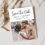 Minimalistisches Save the Date handgeschriebenes F<br><div class="desc">Modernes und elegantes handgeschriebenes Skript-Foto Save the Date Hochzeitskarte. Die Save the Date einladende Einladungskarte beinhaltet eine schicke und stilvolle Typografie mit einem einfachen und minimalistischen Design auf weißem Hintergrund,  mit dem Sie Ihre individuelle Verlobung-Fotografie hinzufügen können.</div>