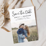 Minimalistisches Save the Date handgeschriebenes F<br><div class="desc">Modernes und elegantes handgeschriebenes Skript-Foto Save the Date Hochzeitskarte. Die Save the Date einladende Einladungskarte beinhaltet eine schicke und stilvolle Typografie mit einem einfachen und minimalistischen Design auf weißem Hintergrund,  mit dem Sie Ihre individuelle Verlobung-Fotografie hinzufügen können.</div>