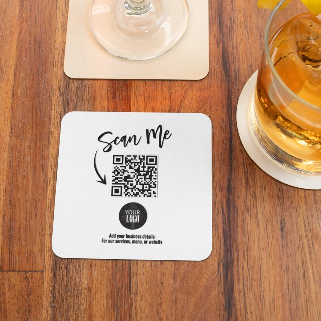 Minimalistisches Scanne-Mich-QR-Code-Geschäftslogo Rechteckiger Pappuntersetzer (Modern business QR code coaster for branding and menus.)