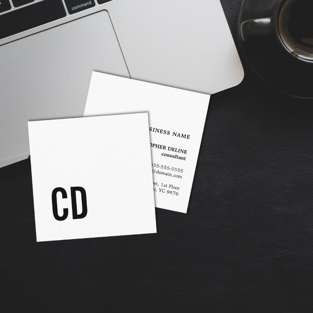 Minimalistisches, schlichtes, weißes Monogramm Quadratische Visitenkarte (Von Creator hochgeladen)