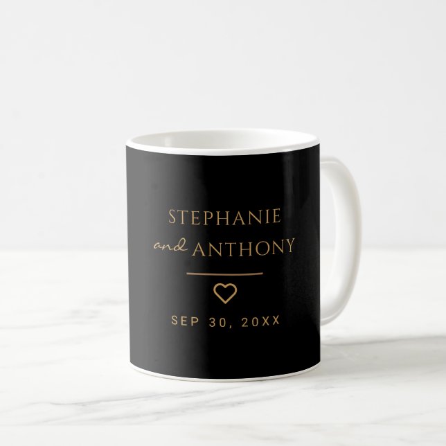 Minimalistisches Schwarz-Gold-Herz Moderne Hochzei Kaffeetasse (VorderseiteRechts)