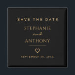 Minimalistisches Schwarz-Gold-Herz Moderne Hochzei Magnet<br><div class="desc">Dieses Minimalistische Black and Gold Heart Save the Date Magnet ist eine schicke und stilvolle Möglichkeit, Ihren besonderen Tag zu verkünden. Dieses moderne Design mit einem schwarzen Hintergrund und einem zarten goldenen Herz verleiht Ihrem Hochzeitsgeschenk eine elegante Touch. Praktisch und raffiniert, sorgt dieser Magnet dafür, dass Ihre Gäste eine schöne...</div>