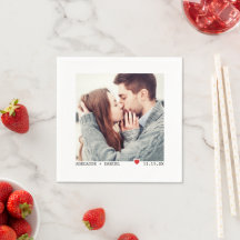 Minimalistisches Schwarz-Schriftzeichen, Rotes Her