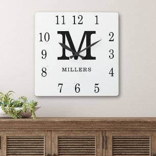 Minimalistisches Schwarz-Weiß-Familienname-Monogra Quadratische Wanduhr
