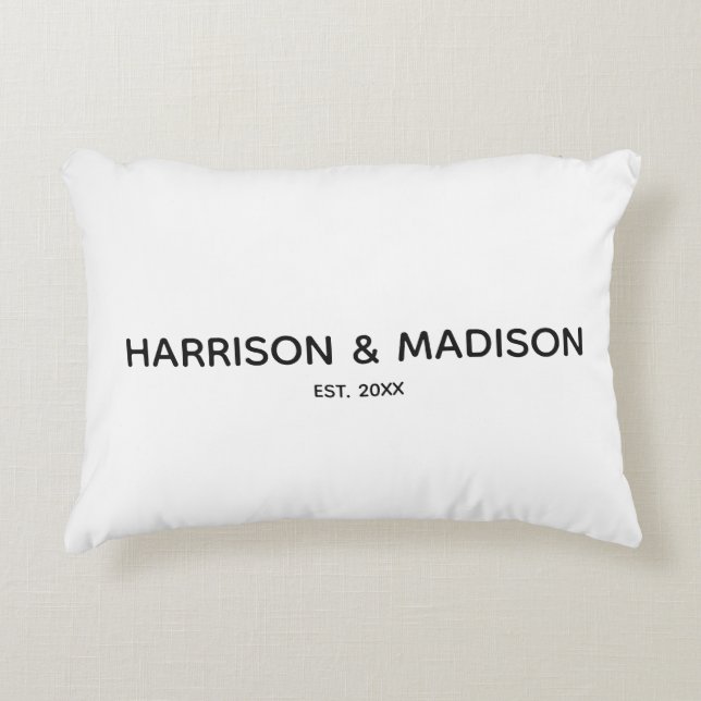 Minimalistisches Schwarz-weißes Namensdatum Dekokissen (Vorderseite)